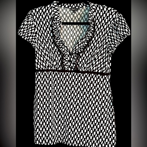 MAURICE’S Black/White Pattern V-Neck/Button Cap Sleeve Top, Medium, GUC. - Picture 1 of 8